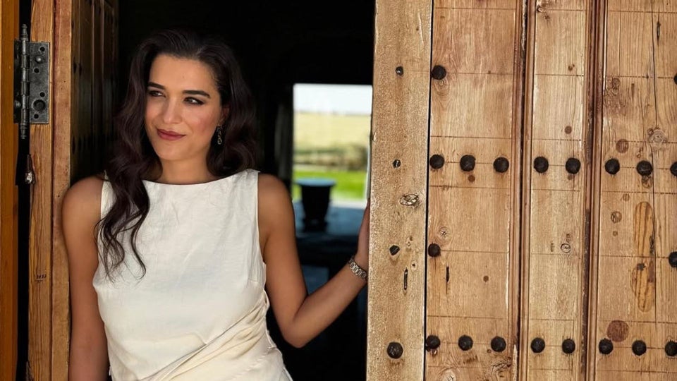 Barbara Mirjan, con conjunto blanco de lino el dçia de su preboda