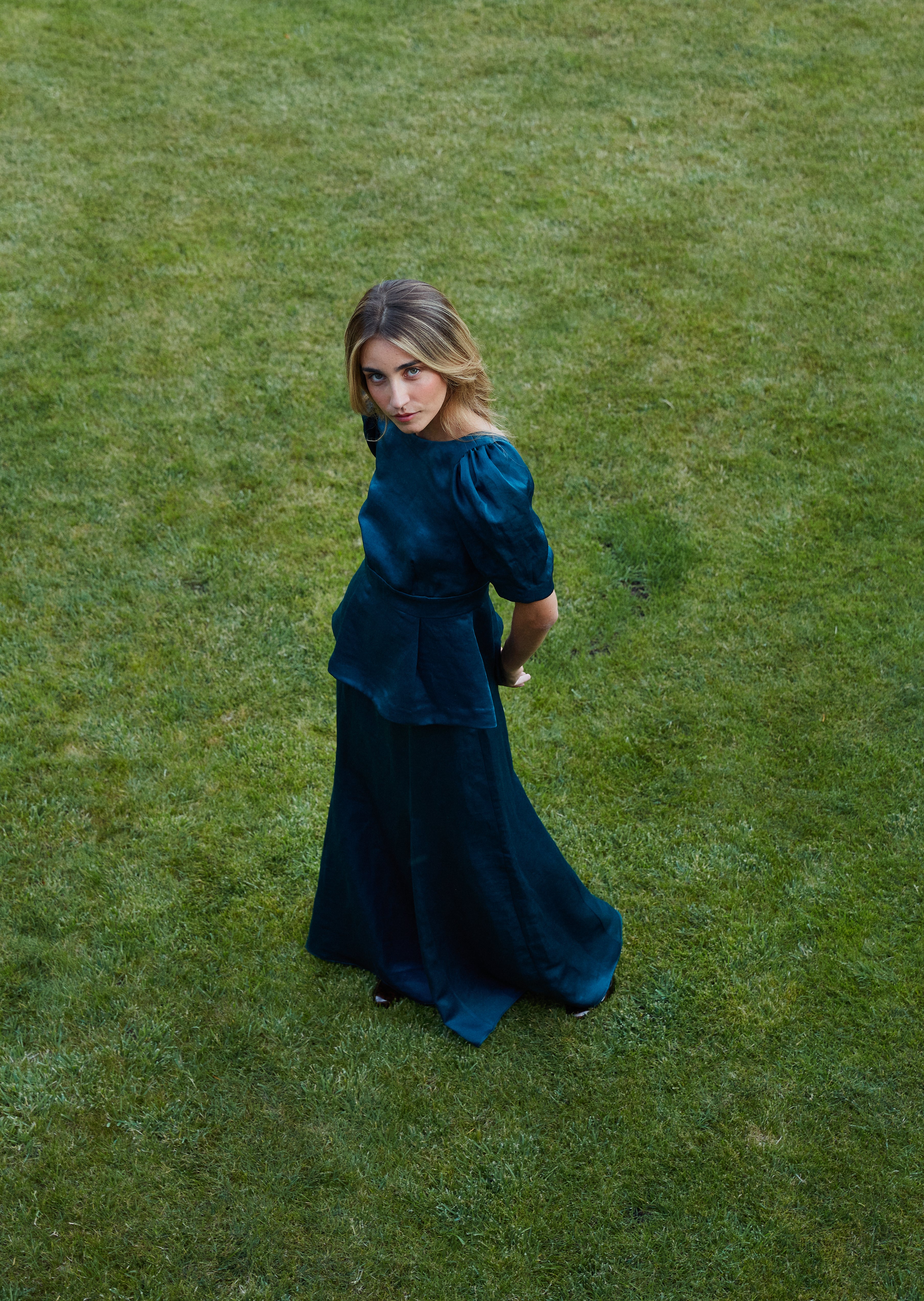 Modelo posa con conjunto de invitadas y eventos, en azul petróleo de la marca Santa Bato