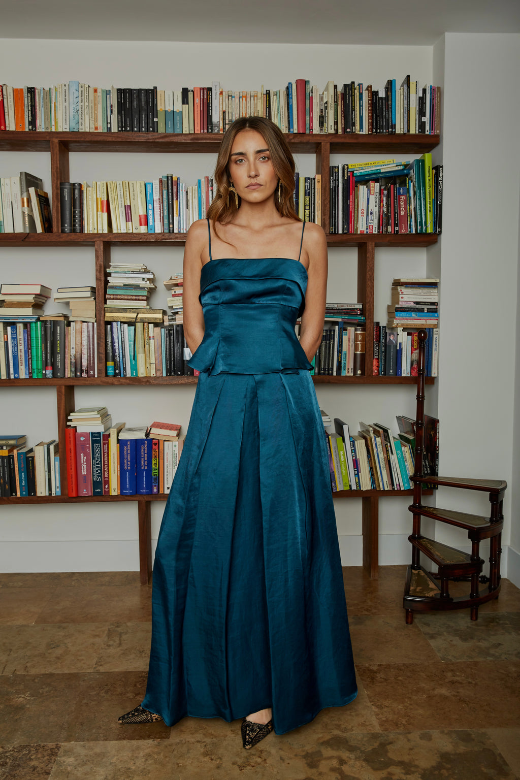 Conjunto azul petróleo de invitada con top de tirantes finos Elena y falda Beatriz de tiro alto; look elegante de mujer para eventos en jardín.