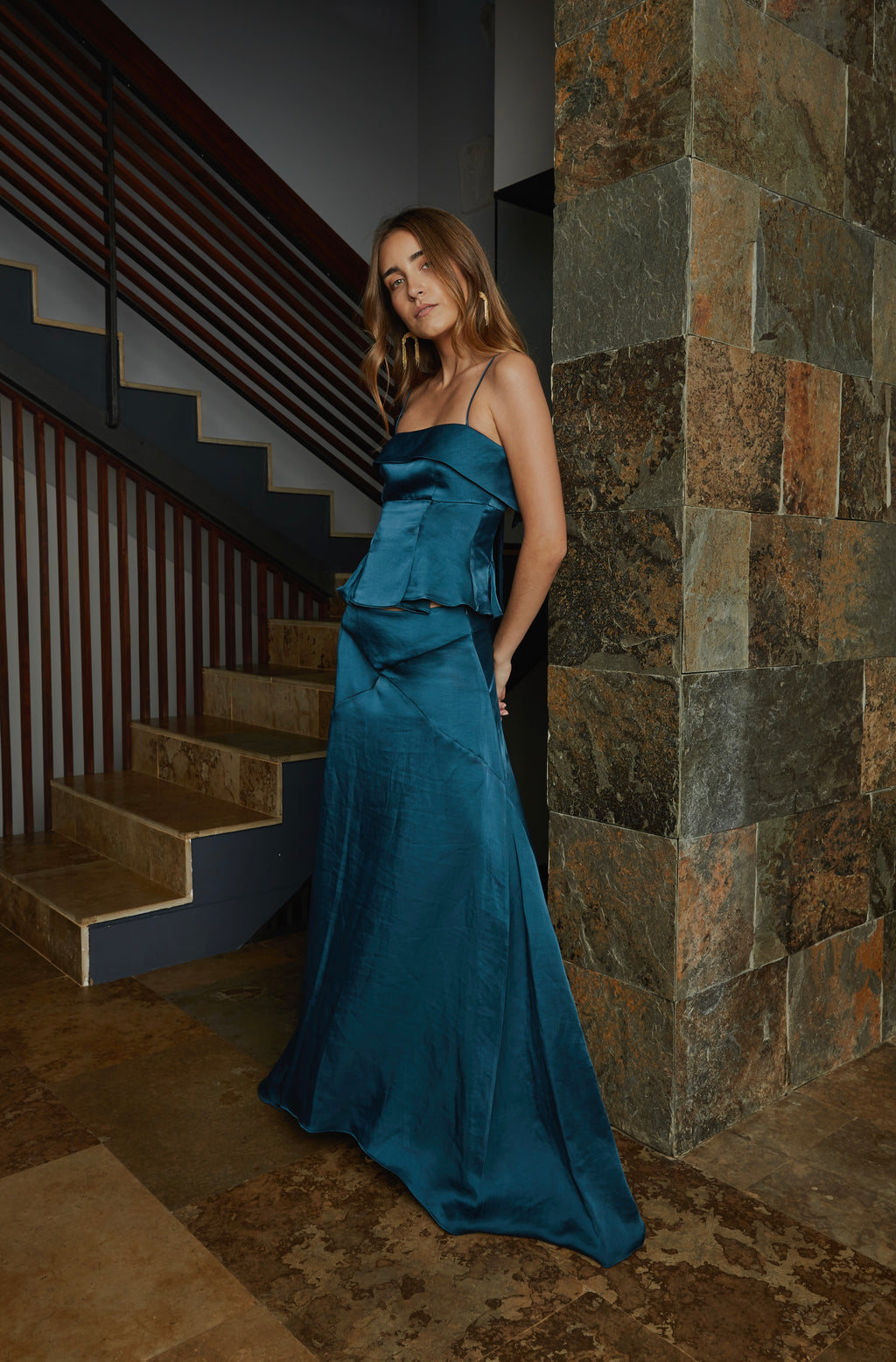Look  azul petróleo elegante de mujer con top de tirantes finos y falda Marta larga fluida; conjunto ideal para bodas y eventos.