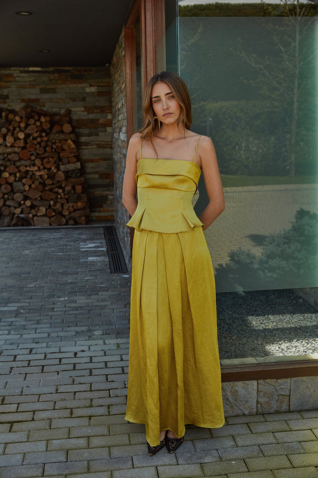 Conjunto color aceite amarillo verde dorado elegante de mujer con falda Beatriz de tiro alto y top Elena de tirantes finos; look ideal para boda o evento.