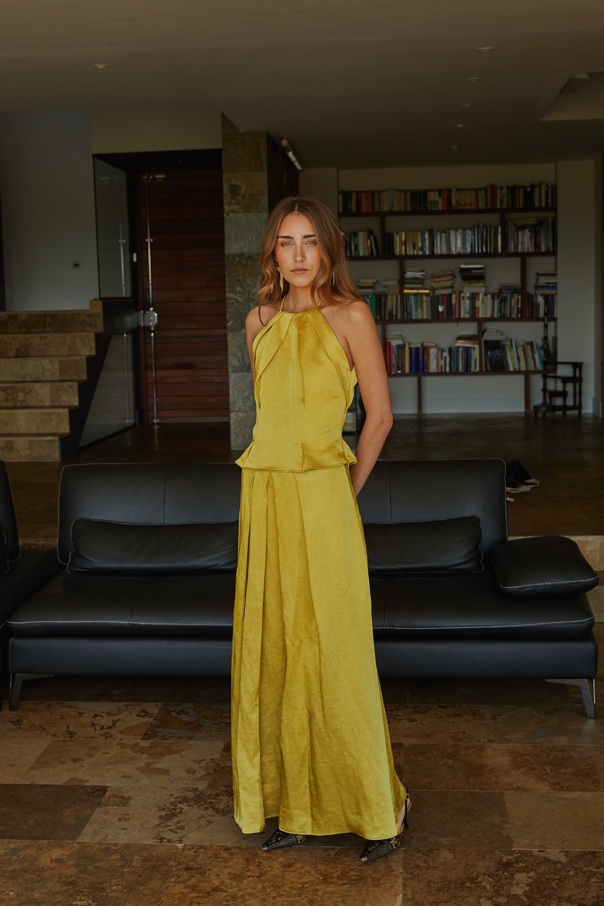 Look color aceite amarillo verde dorado de invitada con falda Beatriz larga y top Patricia halter plisado; conjunto elegante de mujer para eventos.