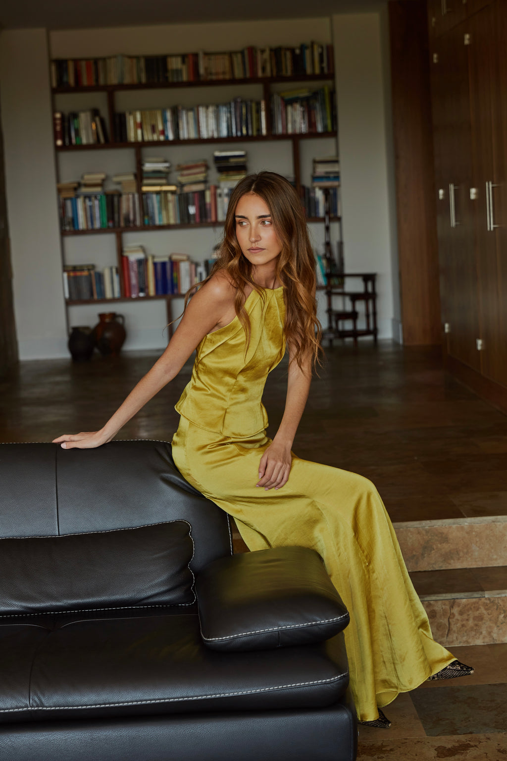 Conjunto color aceite amarillo verde dorado elegante de mujer con top halter plisado y falda Ana con godets de tiro alto; look de invitada ideal para eventos.