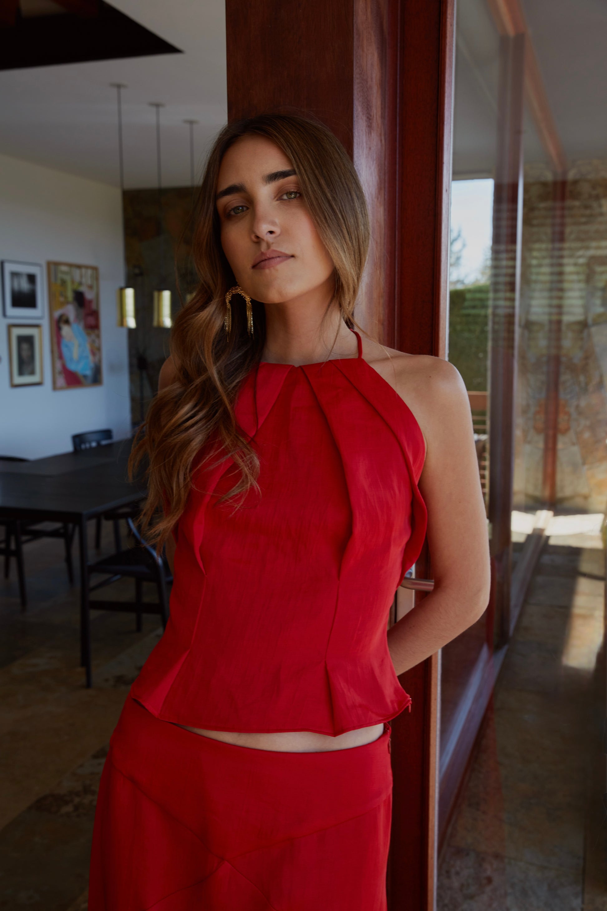 Look elegante rojo de mujer con falda Marta de largo tobillero y top Patricia halter plisado; conjunto ideal para bodas y eventos.