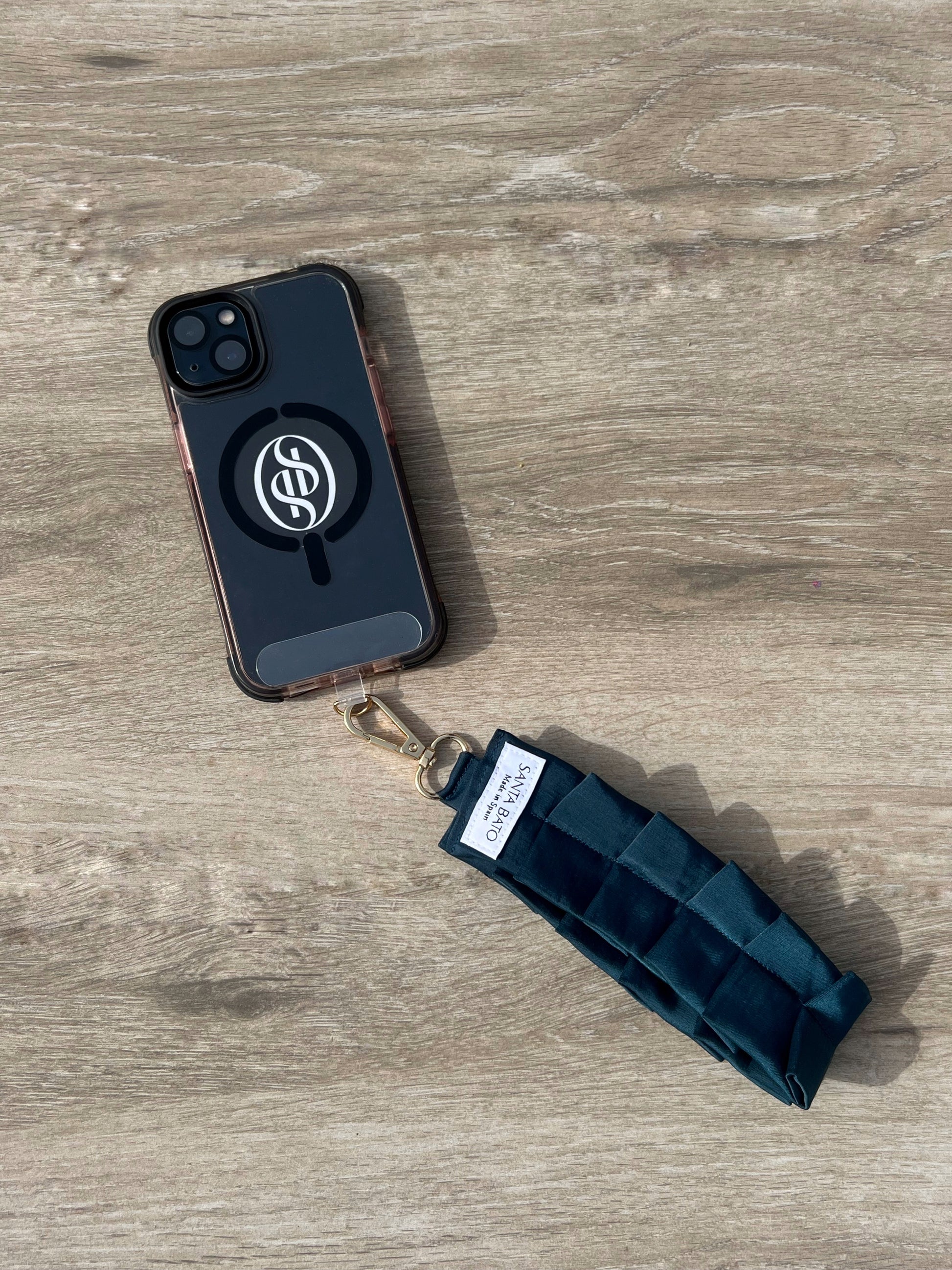 Teléfono con correa azul petróleo plisada y aplique dorado, complemento de moda para mujer