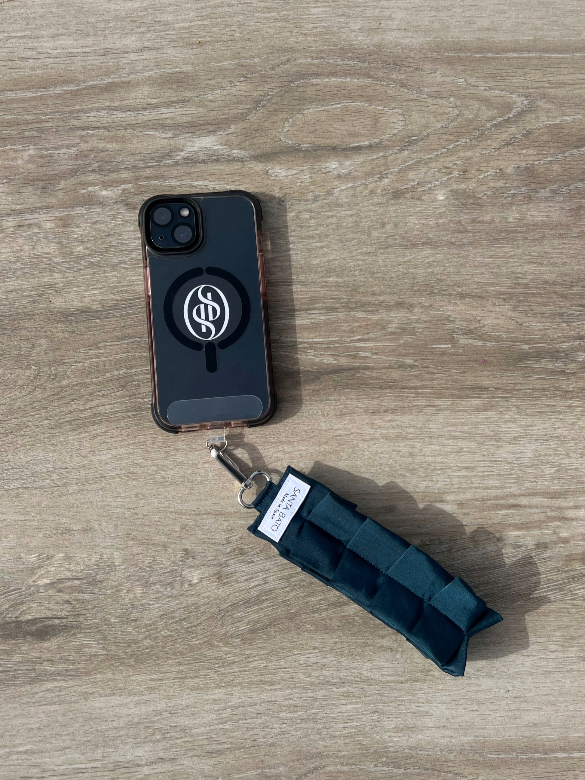 Teléfono con correa azul petróleo plisada y aplique plateado, accesorio elegante para eventos y looks de invitada