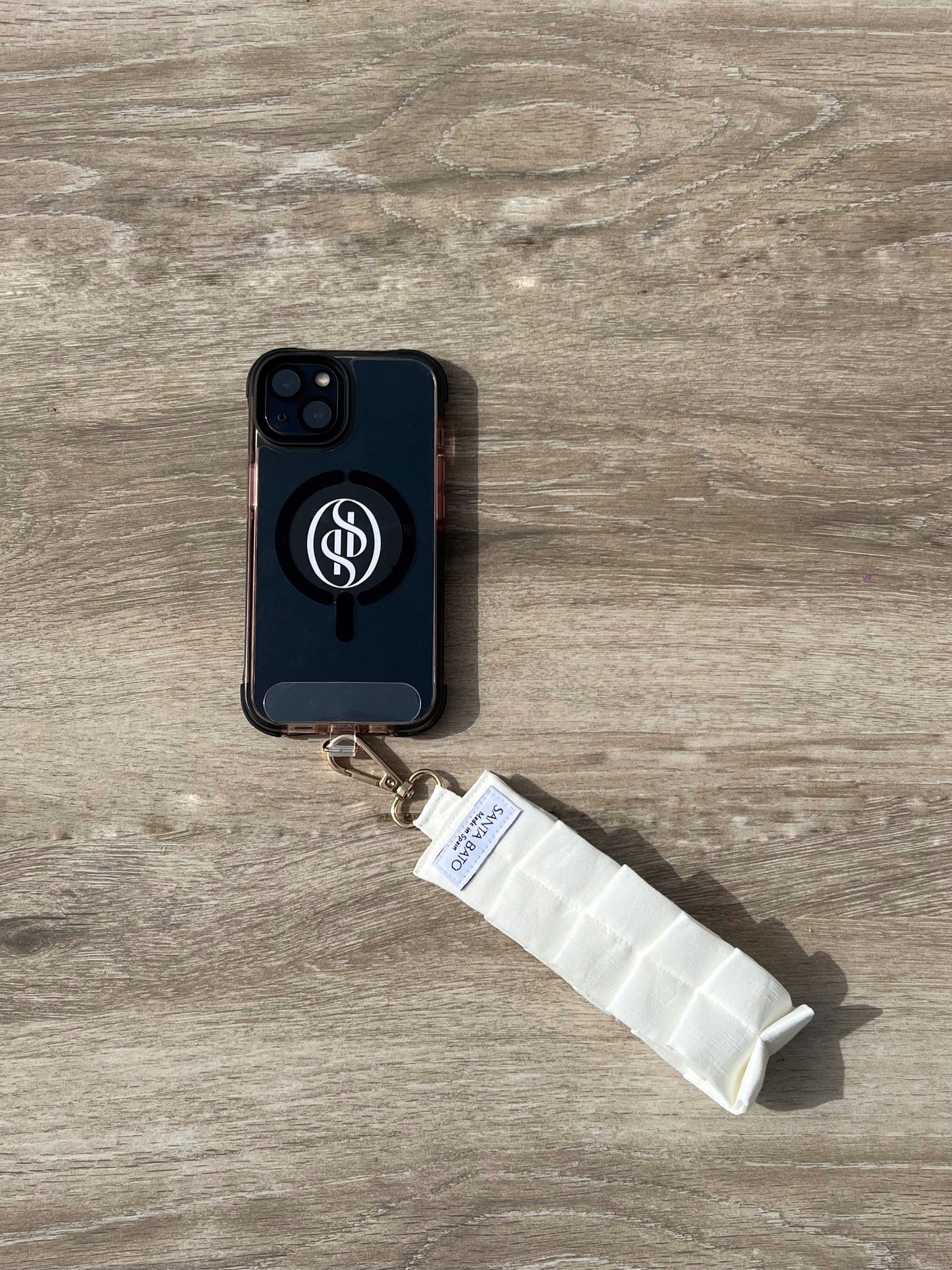 Teléfono con correa blanca plisada y aplique dorado, complemento de moda elegante y funcional