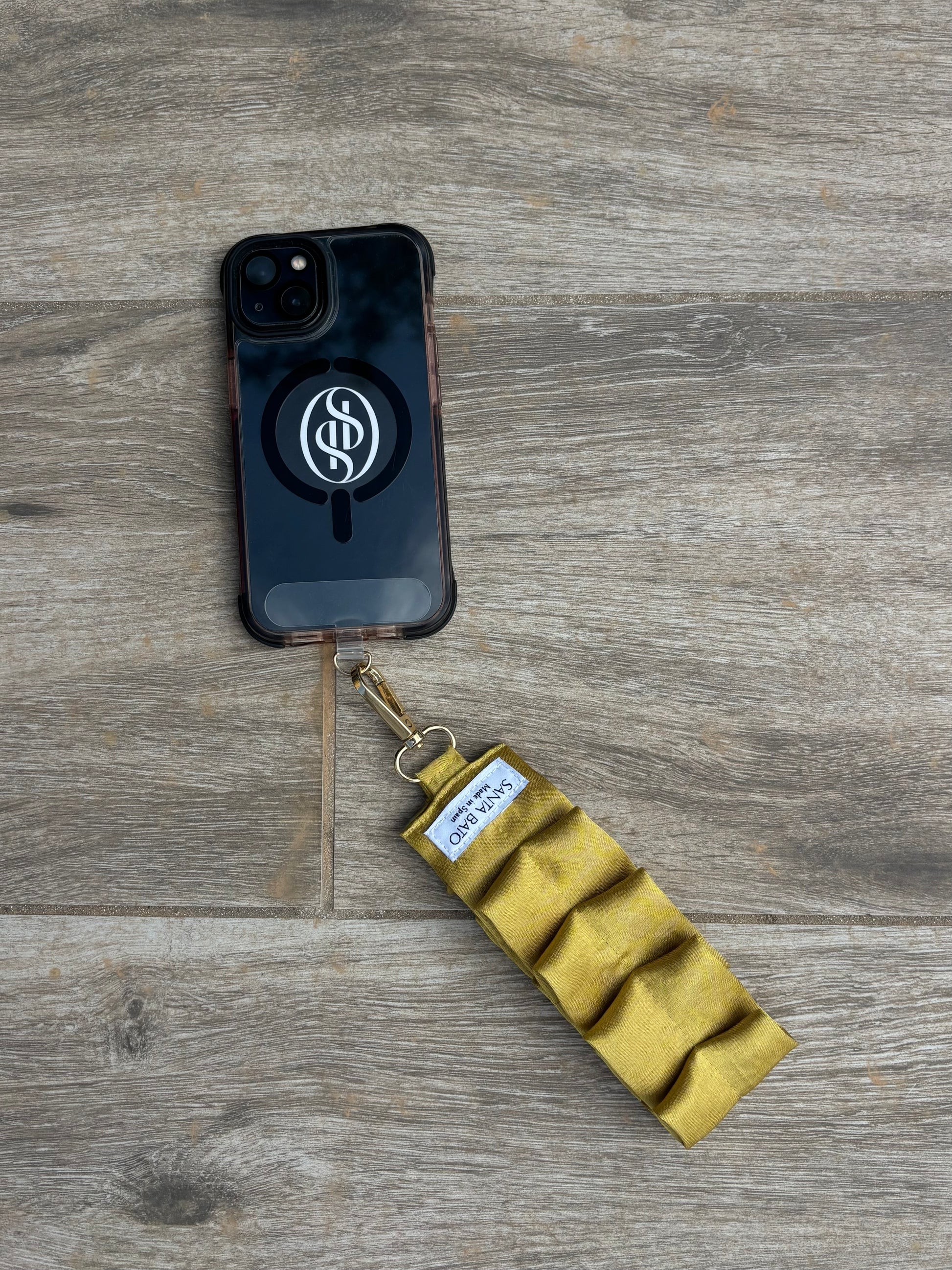 Correa para móvil plisada de mujer color aceite amarillo verde dorado con enganche dorado, diseño elegante ideal para eventos y ocasiones especiales.