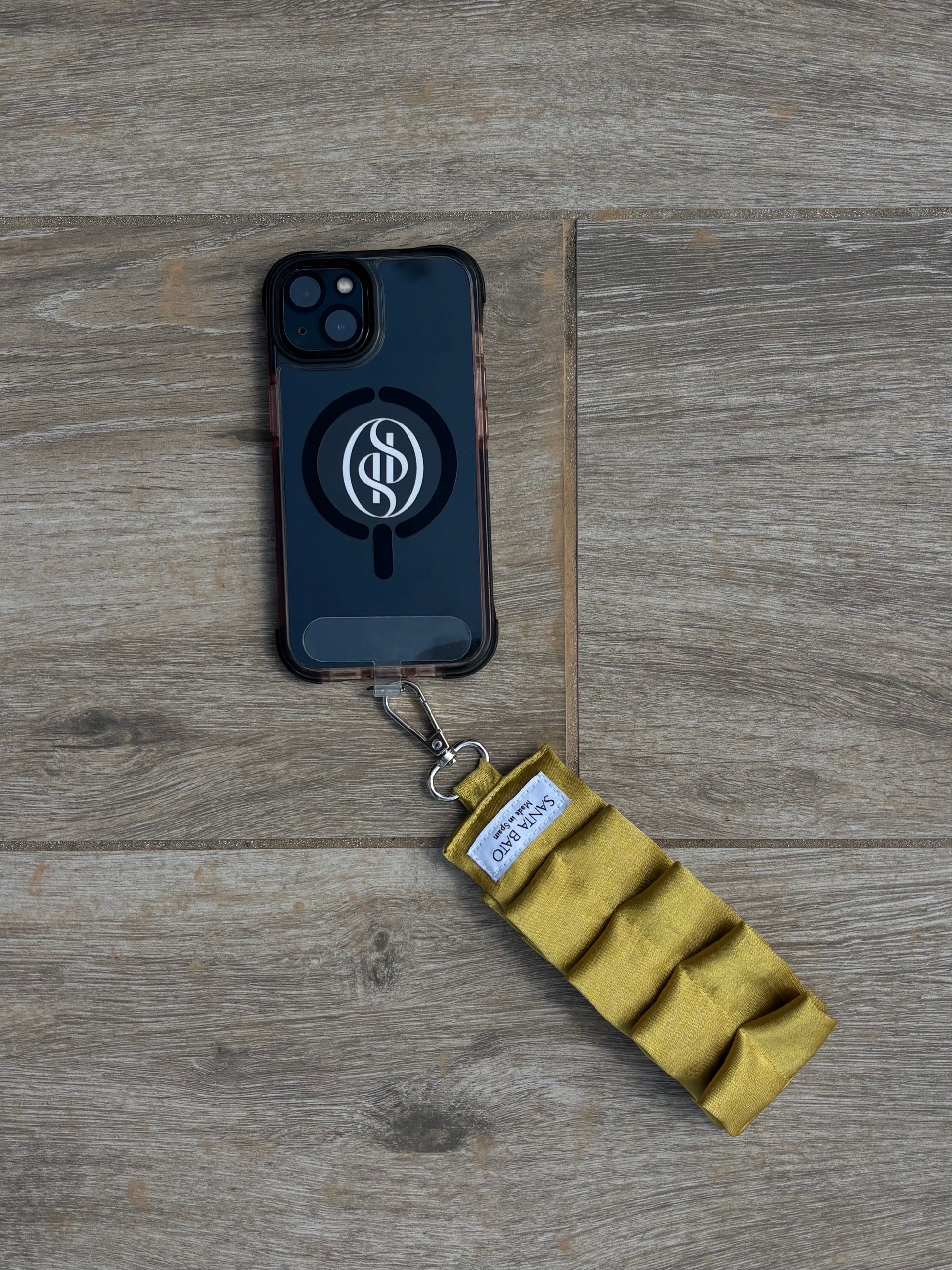 Correa para móvil plisada de mujer color aceite amarillo verde dorado con enganche plateado, accesorio elegante y práctico ideal para eventos.