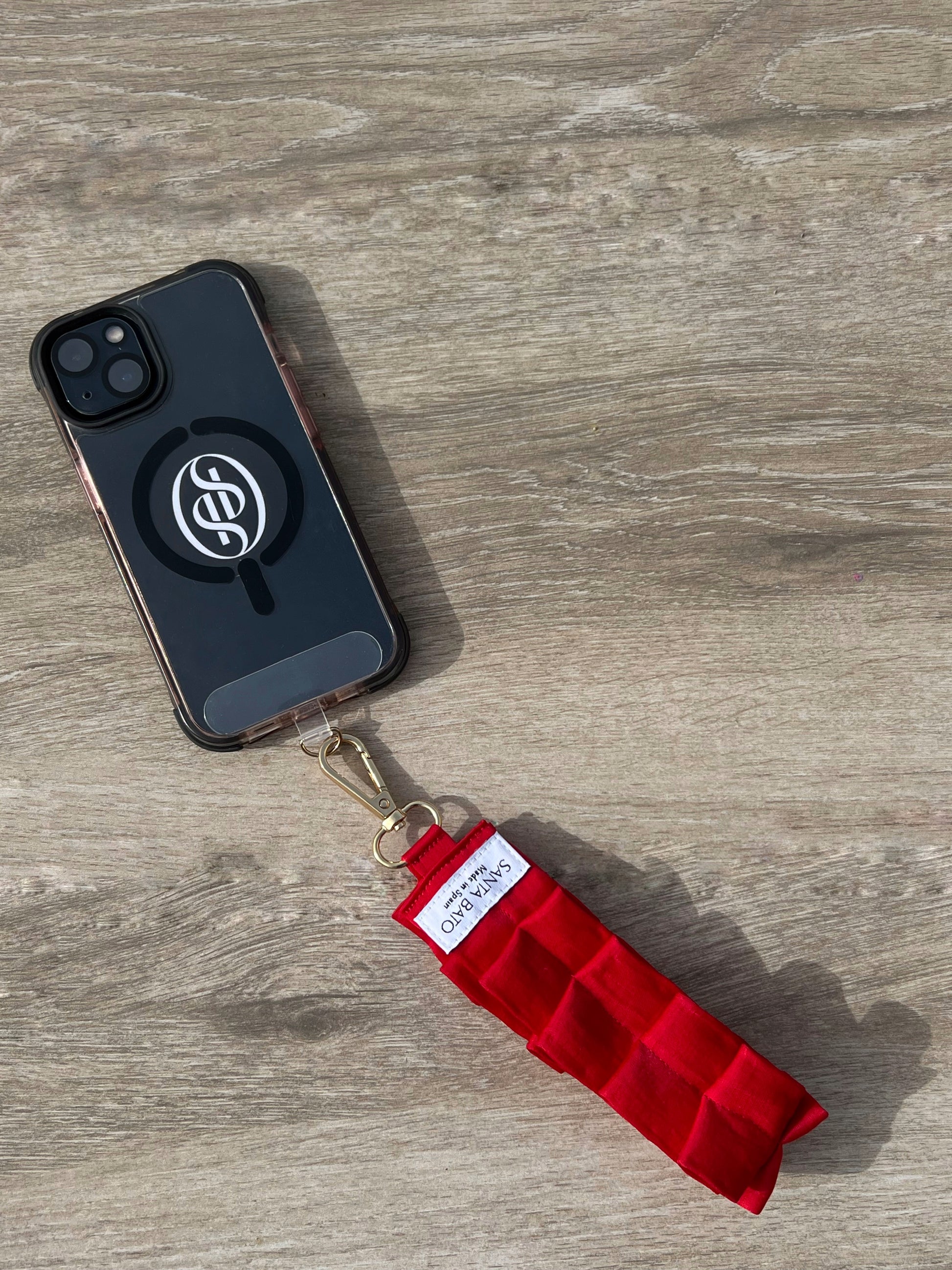 Teléfono con correa roja plisada y aplique dorado, complemento de moda para mujer