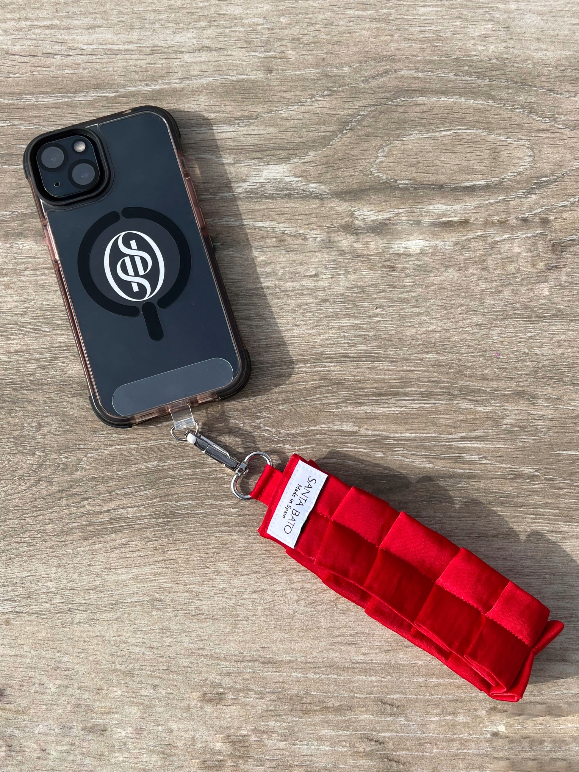 Teléfono con correa roja plisada y aplique plateado, accesorio de moda práctico y elegante