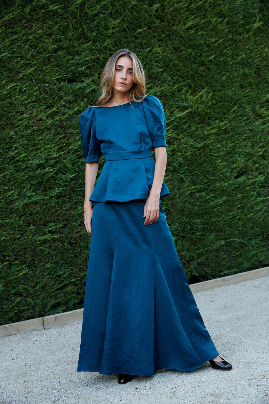 Look elegante con falda azul petróleo de godets y top con mangas 