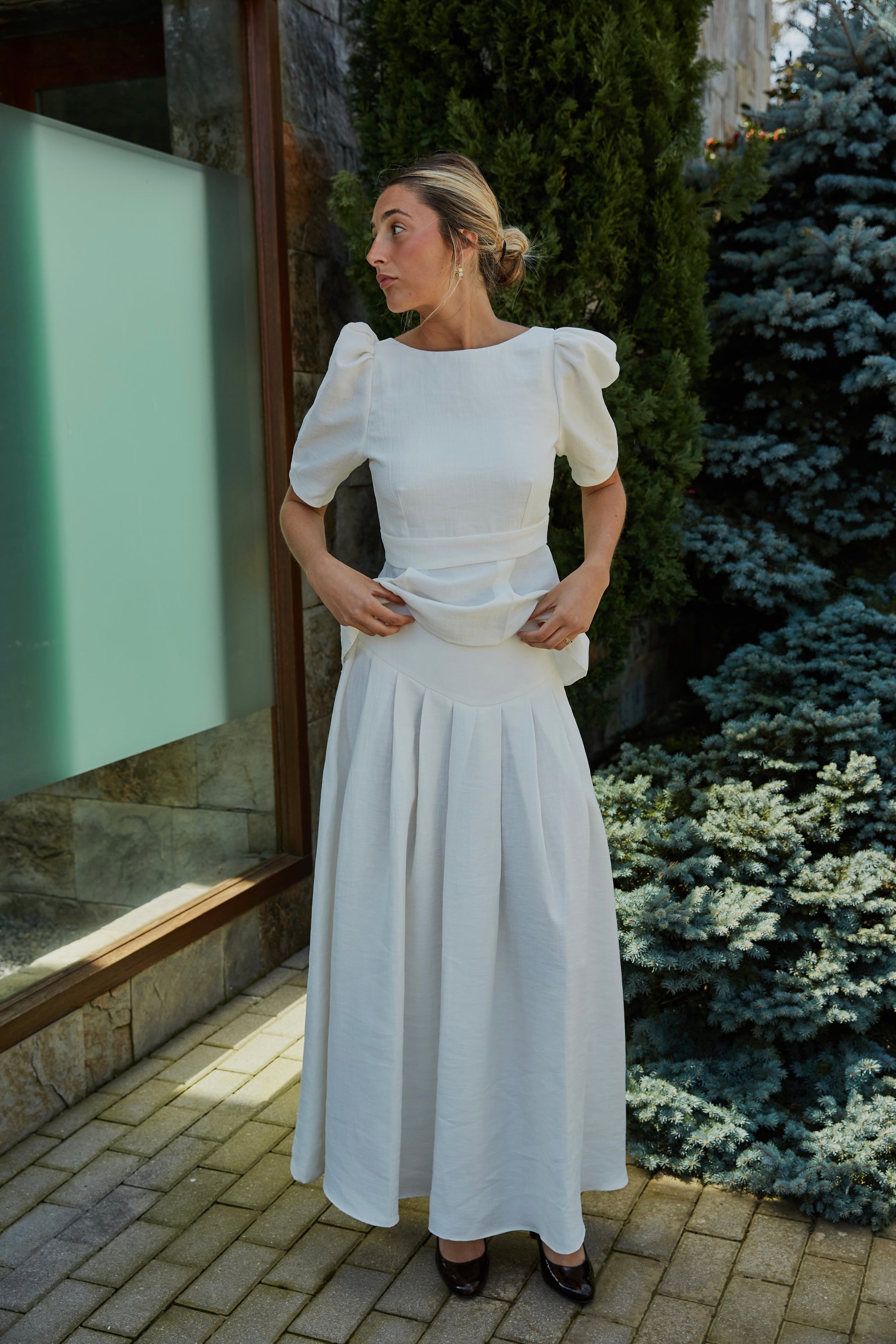 Falda larga blanco con canesú en pico y tablas, vista frontal, ideal para eventos elegantes.