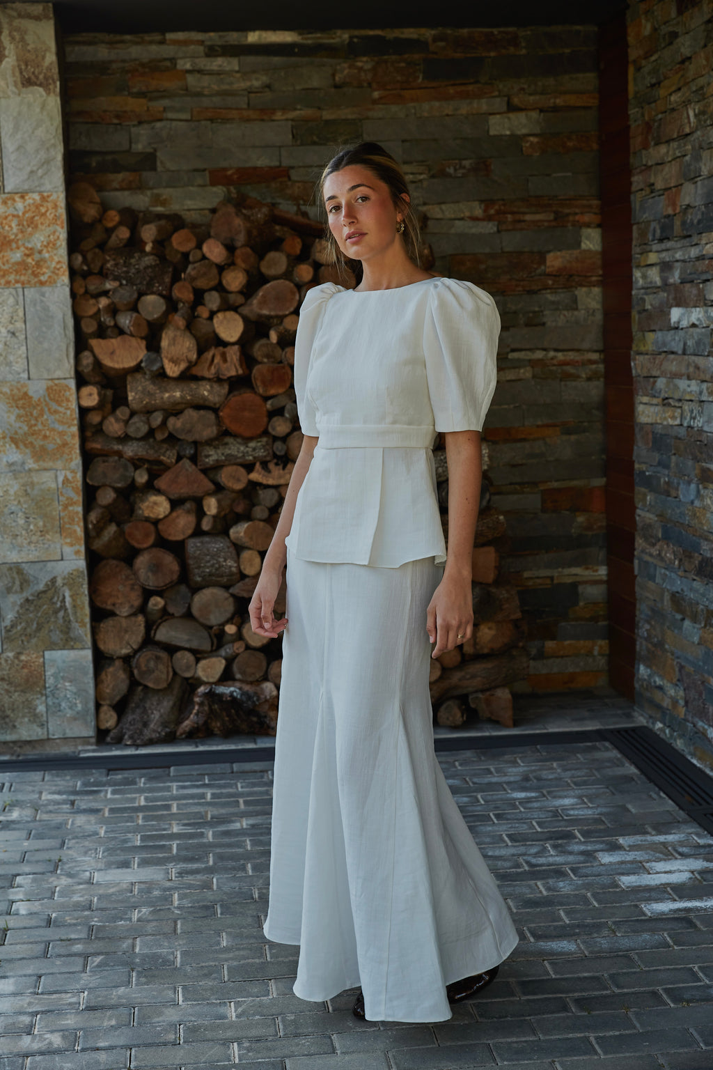 Top blanco con mangas voluminosas, vista lateral, conjunto de invitada.