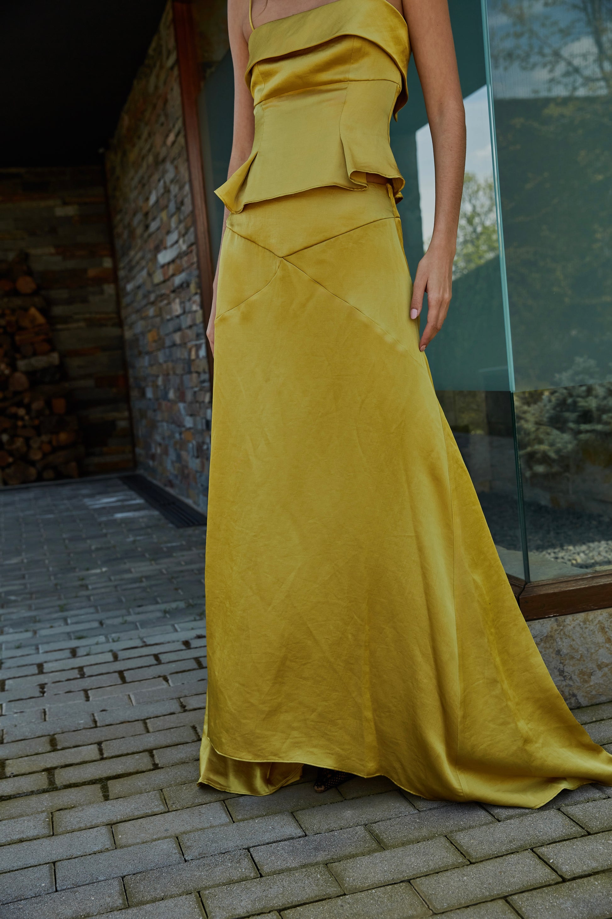 Falda larga color aceite amarillo verde dorado fluida de mujer con largo tobillero y ajuste a la cadera, diseño elegante con movimiento ideal para invitada.