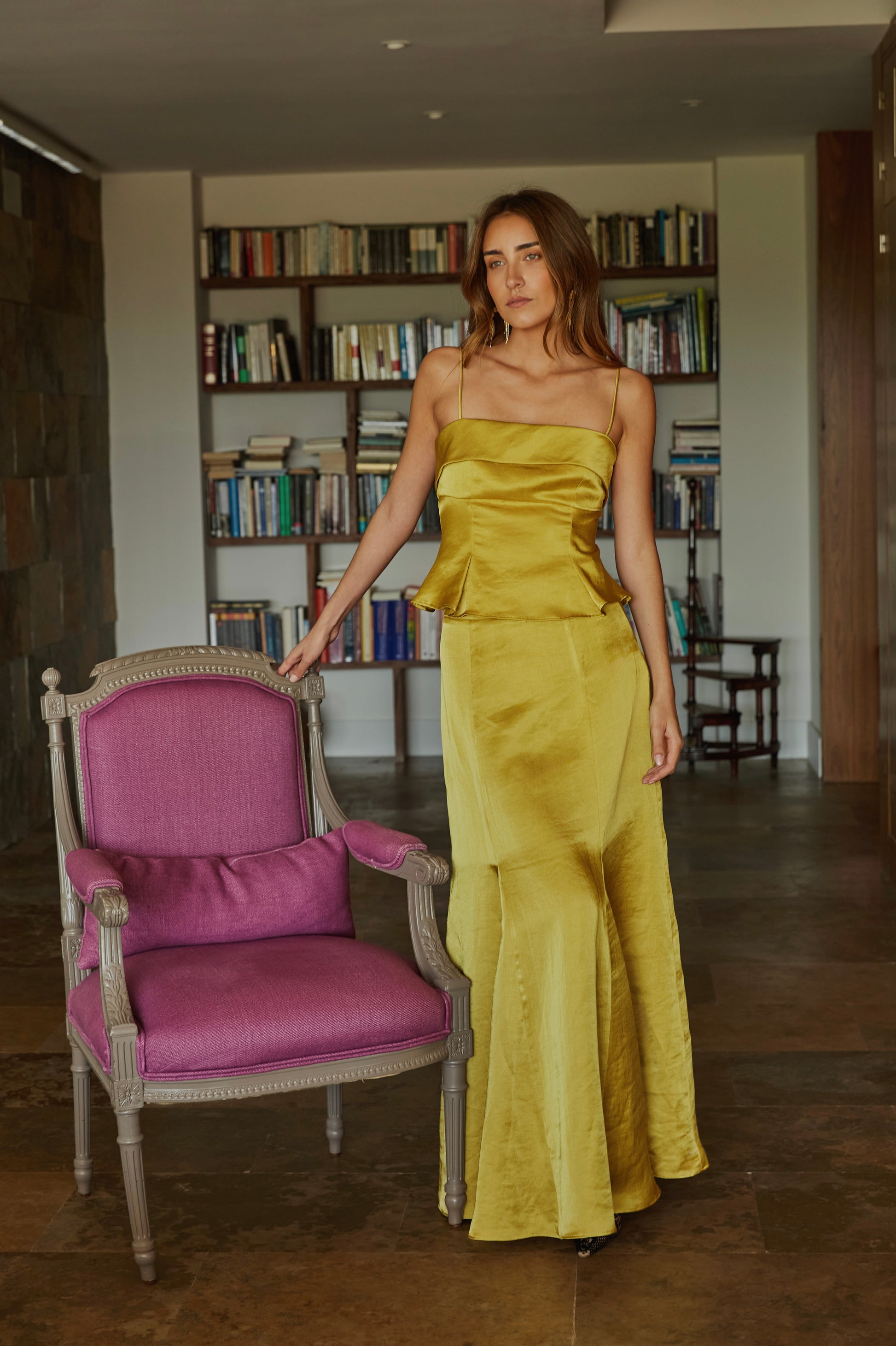 Falda larga color aceite amarillo verde dorado con godets y tiro alto, vista frontal, ideal para eventos formales.