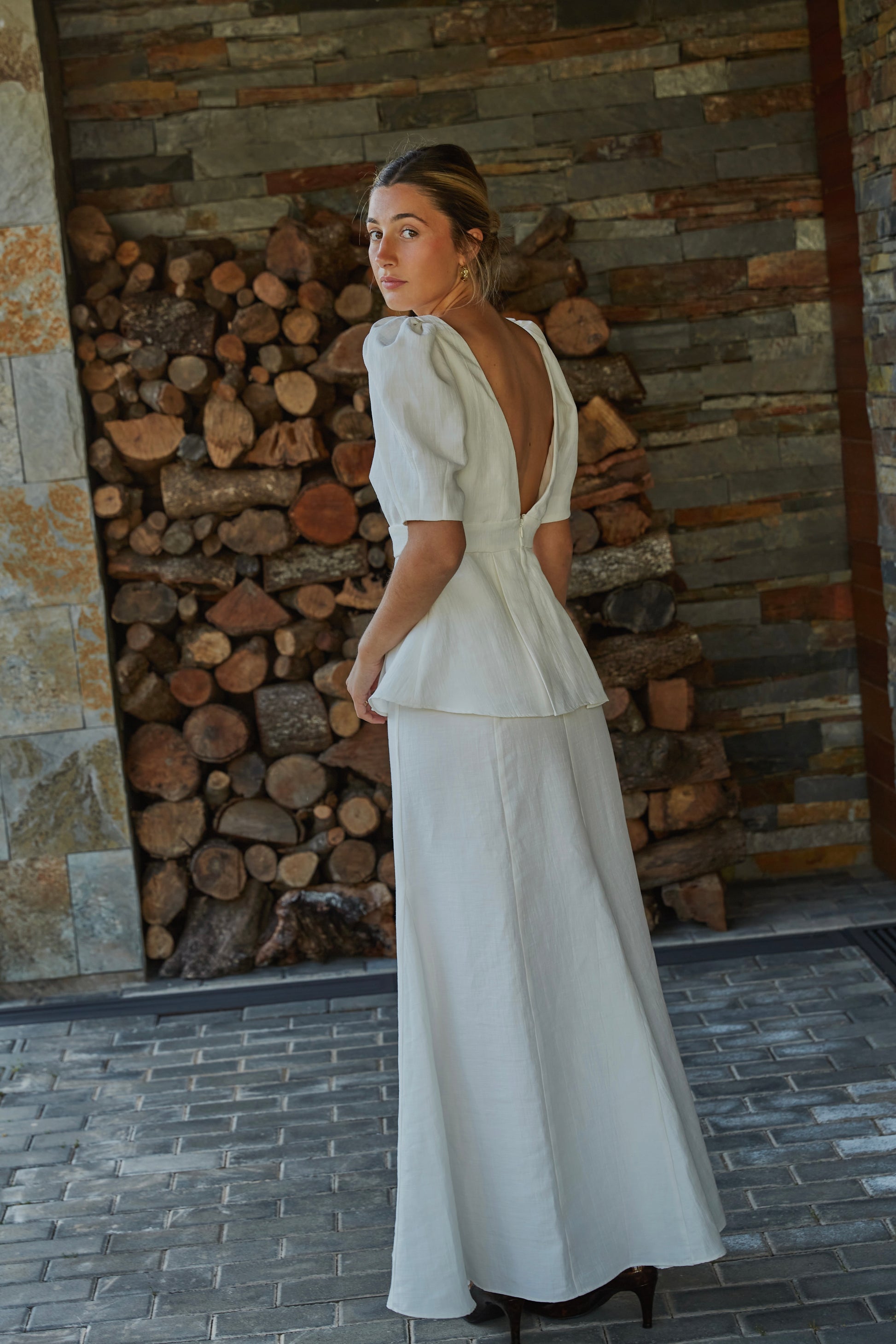 Look elegante con falda blanco de godets y top con mangas abullonadas.