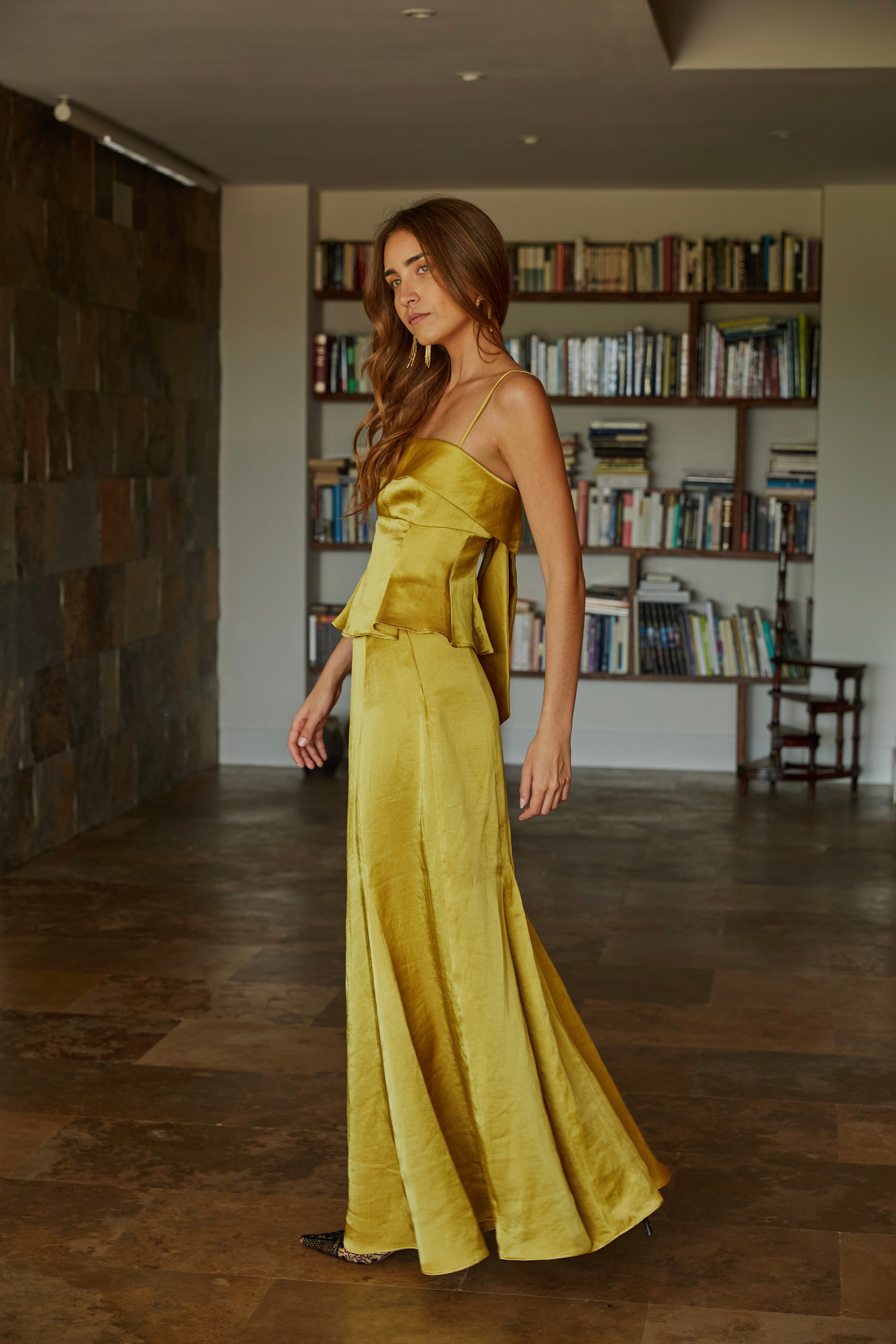 Look elegante con falda color aceite amarillo verde dorado de godets y top Elena, vista lateral.
