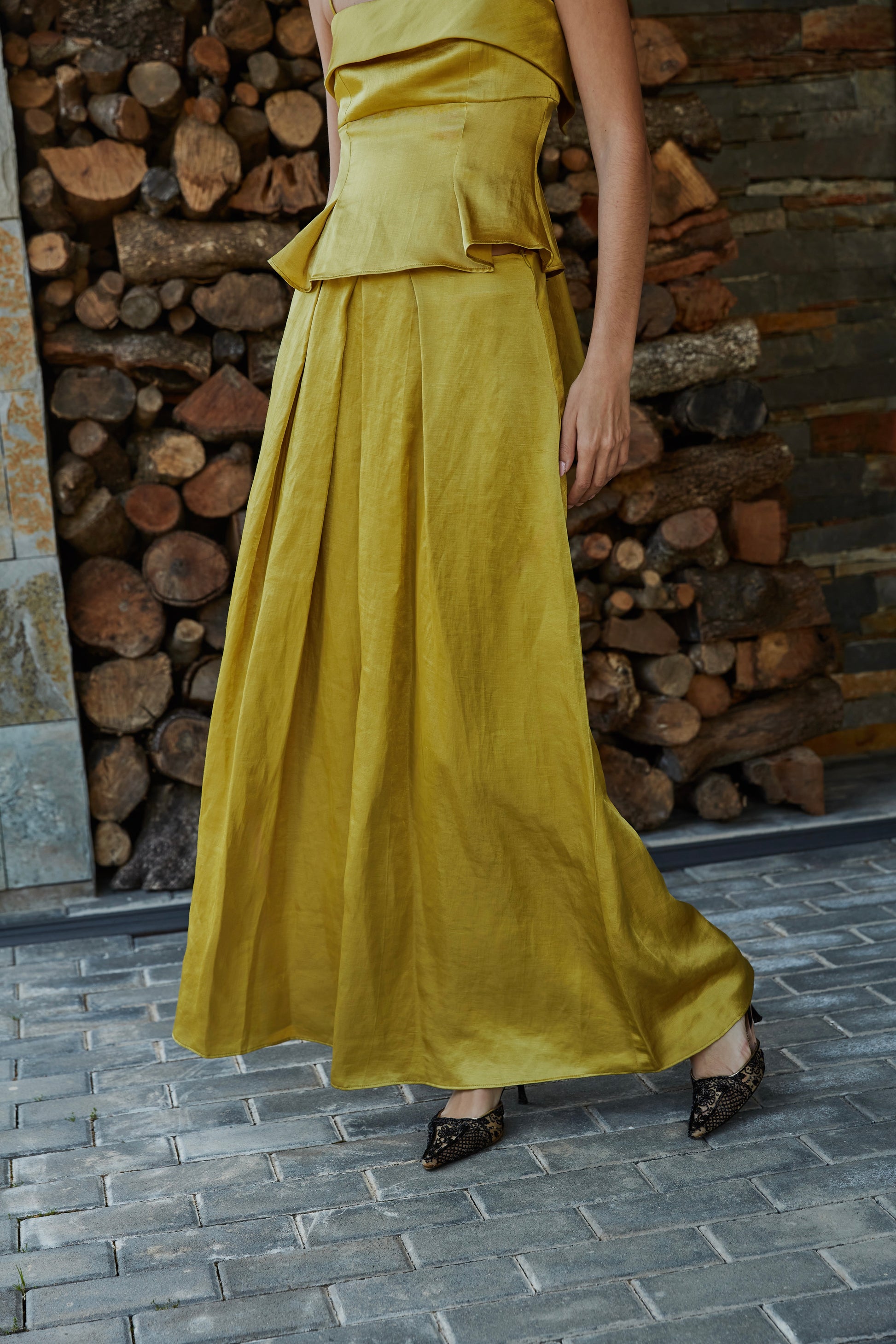 Falda larga color aceite amarillo verde dorado elegante de mujer con tiro alto y caída estructurada, diseño favorecedor ideal para invitada; vista frontal.