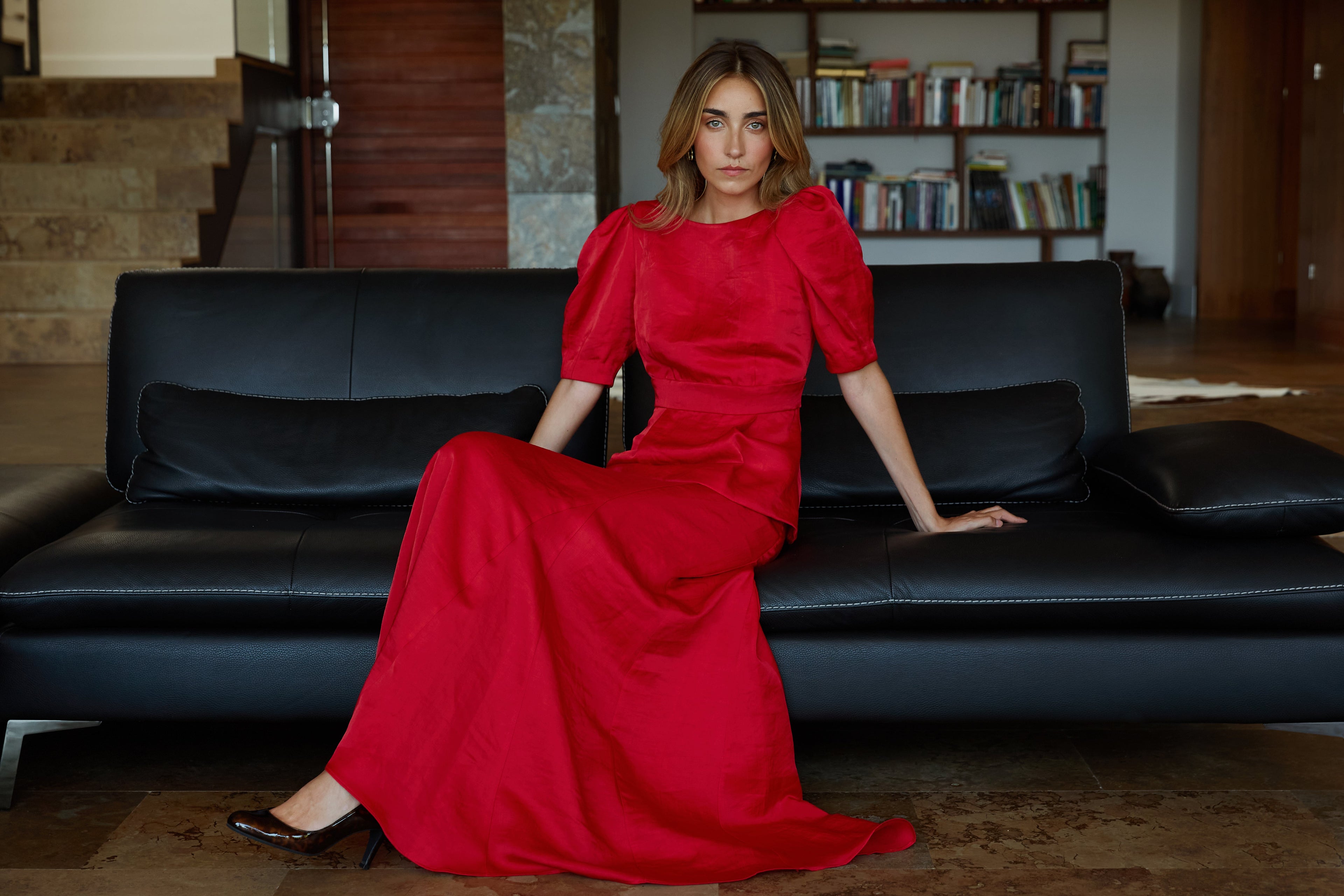 Modelo conjunto invitadas Blusa Sofía y Falda Ana en rojo