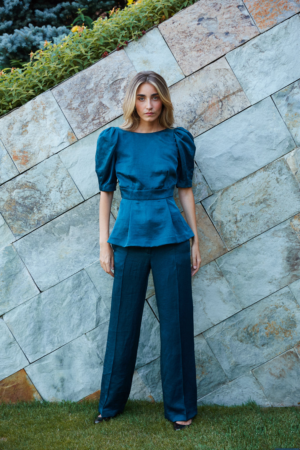 Look sofisticado con pantalón azul petróleo de canesú y top con mangas abullonadas, ideal para bodas.