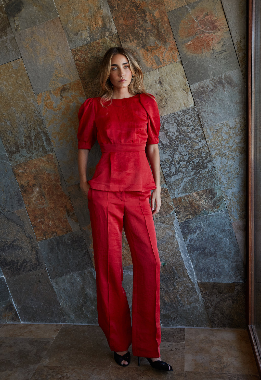 Look sofisticado con pantalón rojo de canesú y top con mangas abullonadas, ideal para bodas.