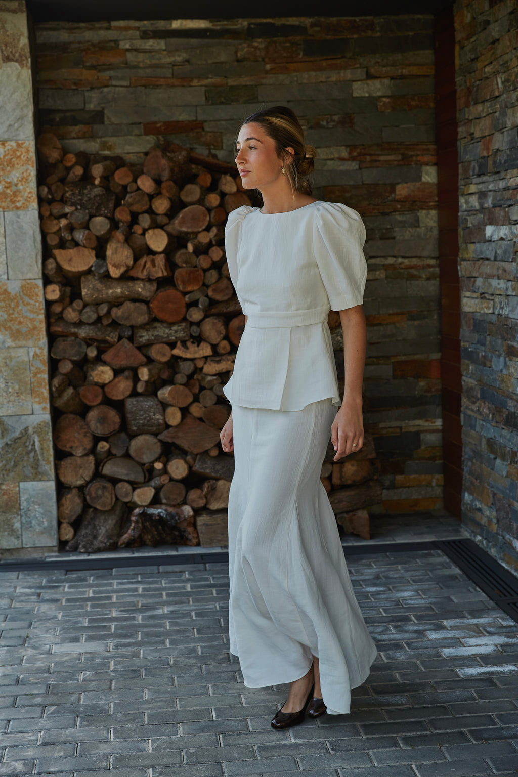 Look de fiesta con top blanco abullonado y falda fluida con godets, outfit sofisticado.
