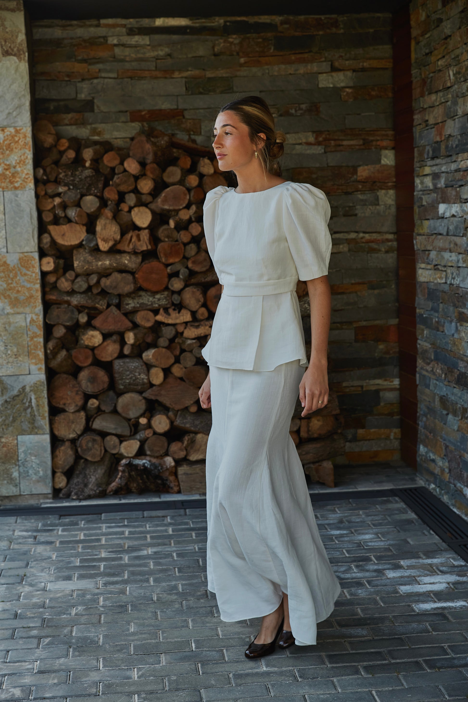 Look de fiesta con top blanco abullonado y falda fluida con godets, outfit sofisticado.