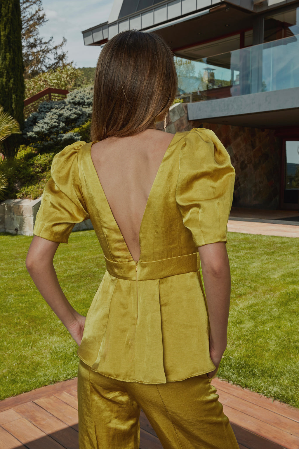 Top color aceite amarillo verde dorado con mangas abullonadas y escote en pico, vista frontal, ideal para eventos elegantes.